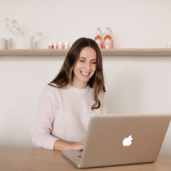 Klant Mijnwebwinkel op laptop werkend