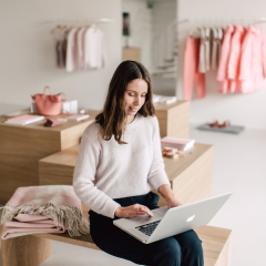 Klant Mijnwebwinkel op laptop werkend